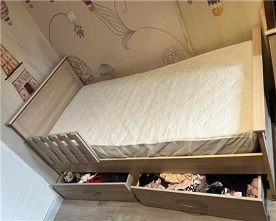 تخت و میز تحریر